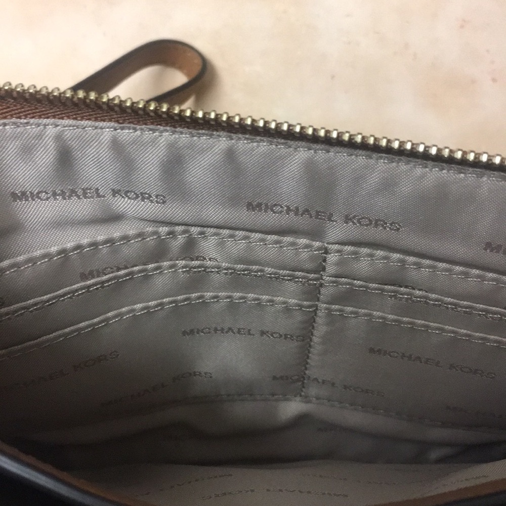 Micheal Kors || Daniela Leather Wristlet - Picture 6 of 8